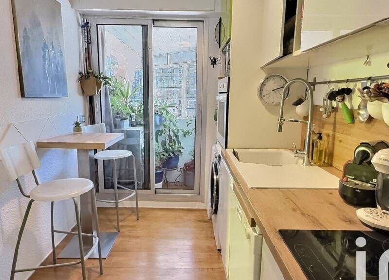Bel appartement avec garage et balcon à 240000€