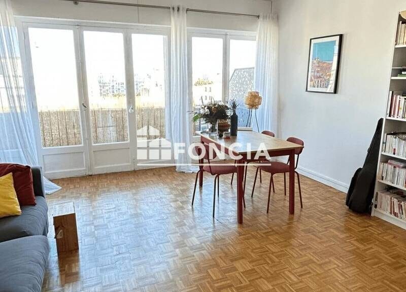 Appartement spacieux 84m² avec garage et balcon à 270000€