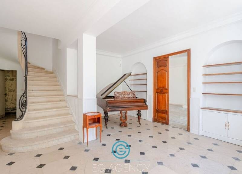 Bel appartement lumineux avec garage et balcon - 280m²