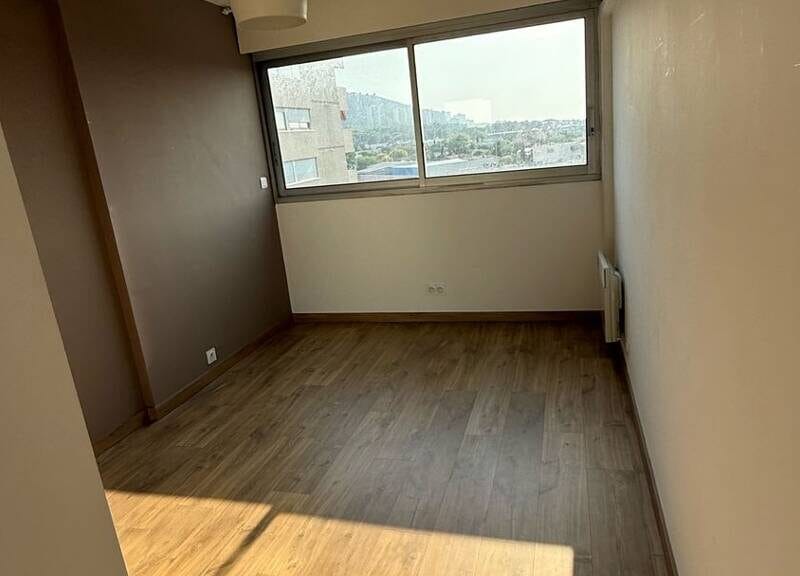 Appartement spacieux avec balcon et garage à €380000