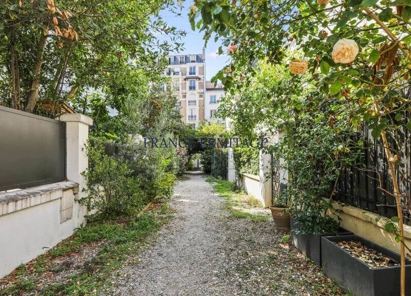 Appartement spacieux avec garage et balcon à 2 170 000 €