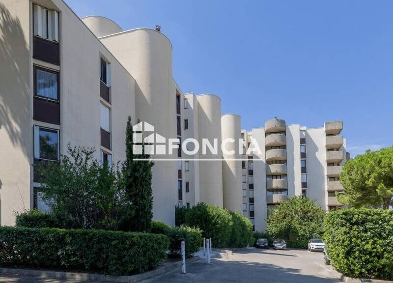 Bel appartement spacieux avec garage et balcon