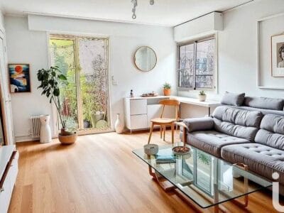 Bel appartement avec garage et balcon à 240000€