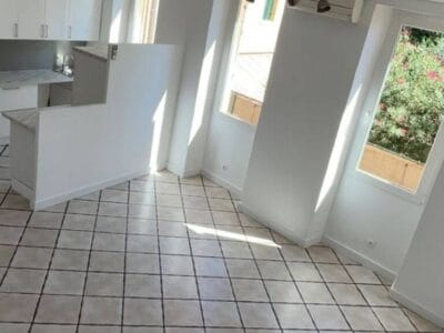Appartement spacieux avec balcon et garage à 130000€