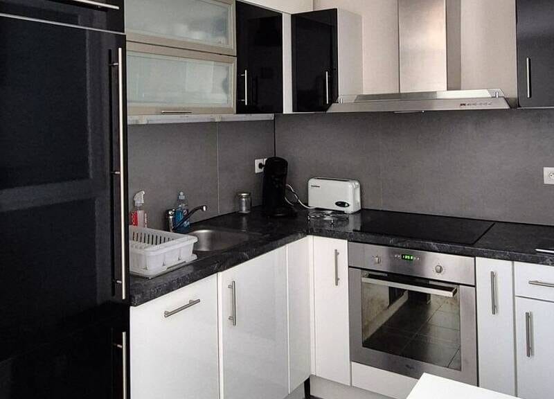 Beau garage-balcon spacieux, idéal stockage et parking