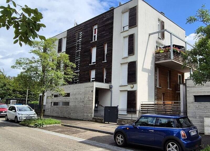 Beau garage-balcon spacieux, idéal stockage et parking