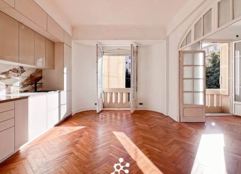 Vaste appartement de prestige avec garage et balcon