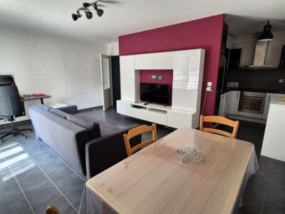 Beau garage-balcon spacieux, idéal stockage et parking