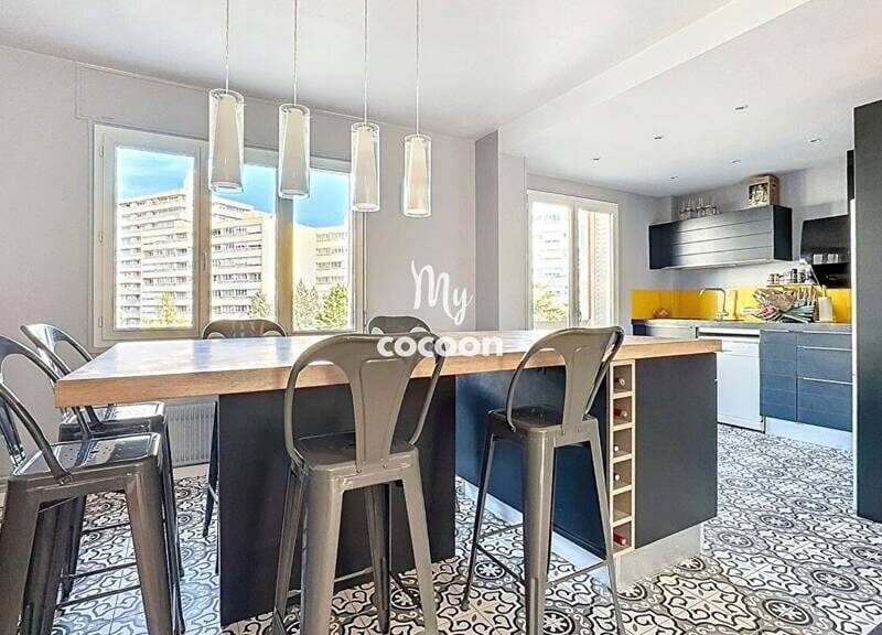 Appartement spacieux avec garage et balcon à 400000€